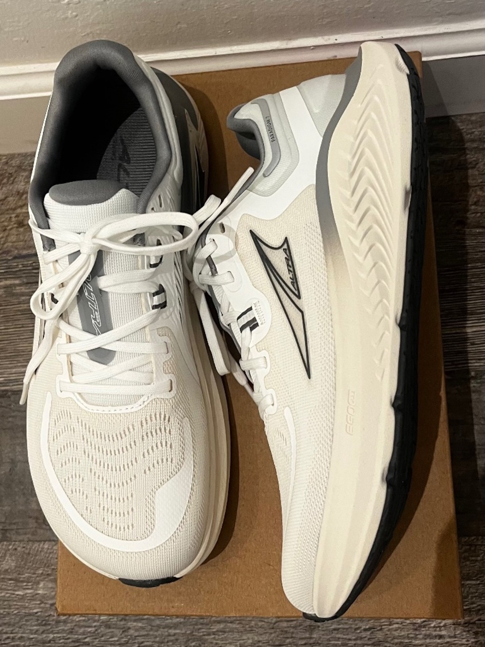 Women’s Altra Paradigm 7 running shoes NWT